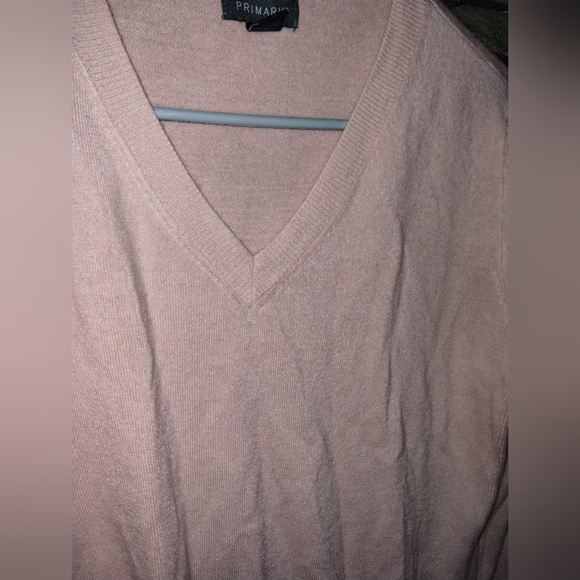 Pretty soft pink Primark sweater, faux buttons on cuff, size M, v neck - Picture 8 of 9